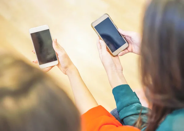 Gros Plan Jeunes Femmes Mains Utilisant Des Téléphones Intelligents Mobiles — Photo