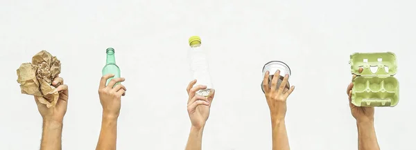Mãos Humanas Segurando Objetos Recicláveis Como Papel Vidro Plástico Alumínio — Fotografia de Stock
