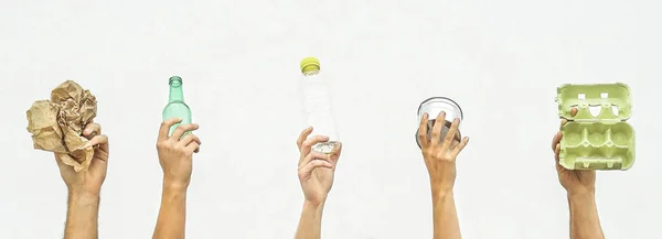 Geri dönüştürülebilir nesneleri holding kağıt, cam, plastik insan eller, alüminyum - geri dönüşüm ile eko kavramı - beyaz bir arka plan üzerinde odaklanmak ellerde