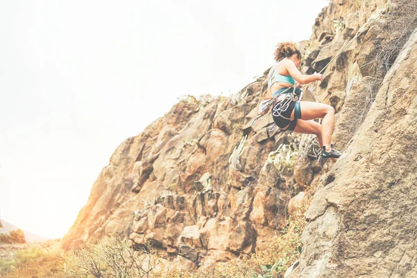 Mujer Joven Escalando Una Pared Roca Atardecer Escalador Saludable Realizando —  Fotos de Stock