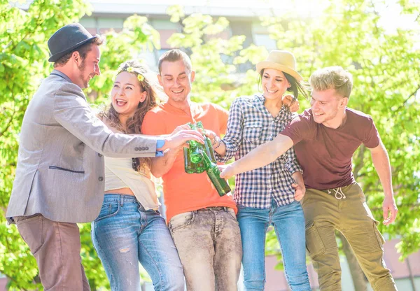 青年友好パーティ コンセプト ビールのボトルを焼くこと左の男に焦点を当てる腕を一緒に楽しんで幸せな若者のビールを楽しんでいる友人のグループ — ストック写真