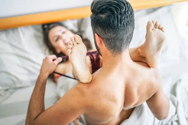 Adam ortağının iç çamaşırı - yatakta - çift seksi ve samimi anlar - tutkulu, cinsel, seks önce kız arkadaşı külot koyarak erkek soyunma aşk kavramı