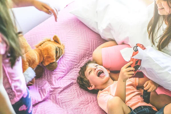 Anak Anak Keluarga Yang Bahagia Bermain Tempat Tidur Dengan Mainan — Stok Foto