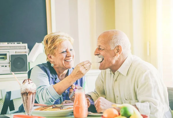 Heureux Couple Personnes Âgées Qui Mangent Des Crêpes Petit Déjeuner — Photo