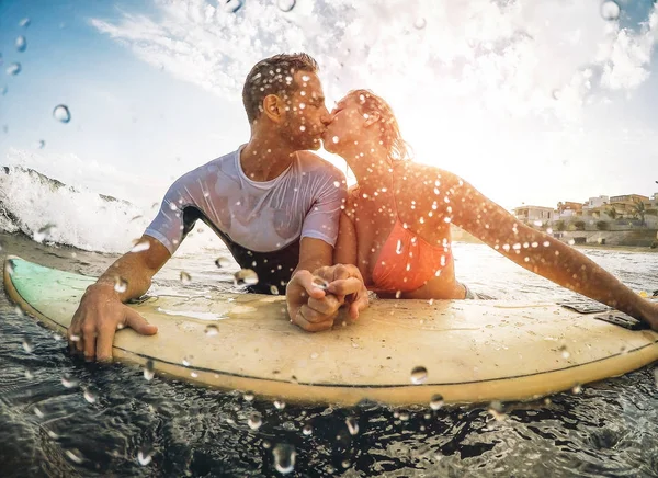 Happy Sportive Couple Kissing While Surfing Ocean Surfers Holding Hands — Stock Photo, Image