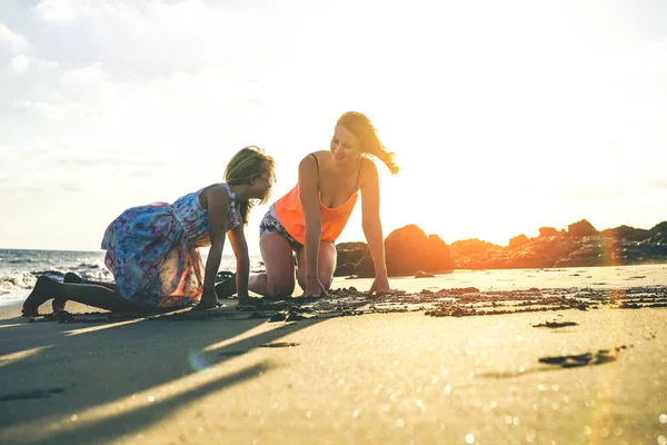Gelukkige Liefdevolle Familie Spelen Het Strand Tijdens Een Schitterende Zonsondergang — Stockfoto