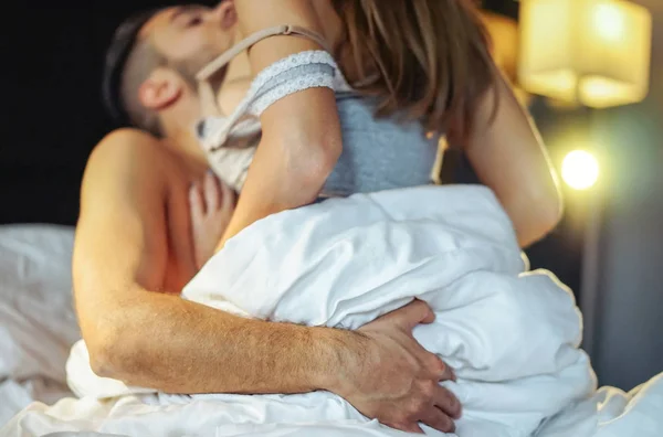 有激情的年轻夫妇在家里的床上做爱 亲密和感性的时刻一对夫妇做爱在卧室 性概念 关注男性手 — 图库照片