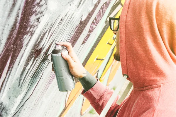 Artista Callejero Pintando Graffiti Con Color Rocía Arte Pared Joven — Foto de Stock