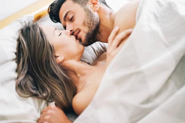 Молода Пара Закоханих Цілується Ліжку Під Білою Ковдрою Пристрасні Коханці — стокове фото