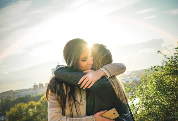 Feliz Encuentro Dos Amigos Abrazándose Atardecer Aire Libre Agradable Momento — Foto de Stock