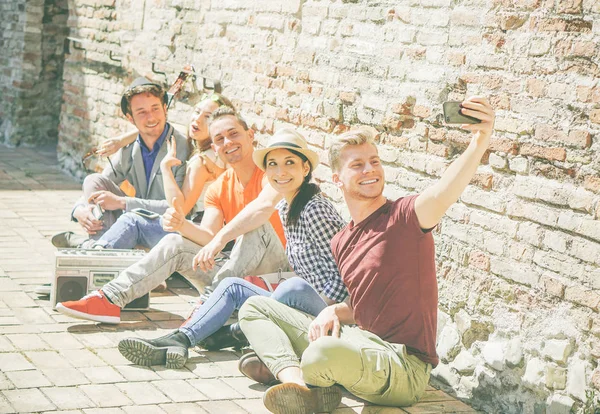 Groupe Amis Multiraciaux Prenant Selfie Avec Une Caméra Mobile Smartphone — Photo