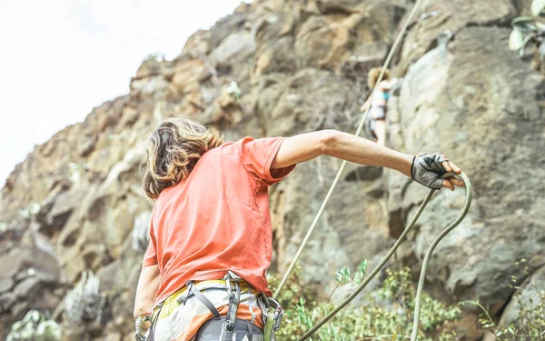 Mannen Att Säkerhet Till Kvinna Som Klättrar Upp Berget Cliff — Stockfoto