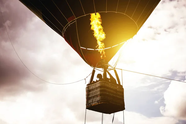 Sunrise - balon siluet uçuş gökyüzüne üzerinden görüntü, bulutlu bir gökyüzü uçan sıcak hava balonu