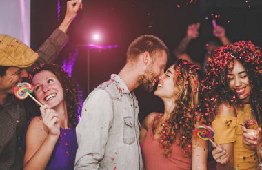 Bir grup mutlu arkadaş gece kulübünde parti veriyor - gençler disko kulübünde birlikte eğleniyor ve dans ediyor - gece hayatı, eğlence ve gençlik yaşam tarzı tatilleri