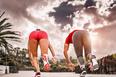 Atletik arkadaşlar dışarıda dayanıklılık sporu yapıyor sportif motivasyonlu insanlar koşu antrenmanı yapıyor spor anlayışı ve sağlıklı yaşam tarzı kavramı.