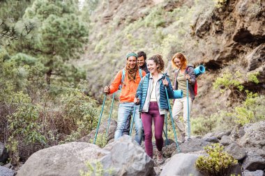 Dağlarda yürüyüş yapan mutlu takım arkadaşları - doğa yürüyüşü yapan ve keşfe çıkan genç turistler - Trekker, yürüyüş sporu ve seyahat eden insanlar konsepti