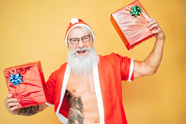 Fröhliche Weihnachtsmänner Mit Weihnachtsgeschenken Trendige Bärtige Hipster Senioren Haben Spaß — Stockfoto