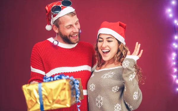 Pasangan Berbahagia Yang Merayakan Hadiah Hadiah Bagi Waktu Natal Kaum — Stok Foto