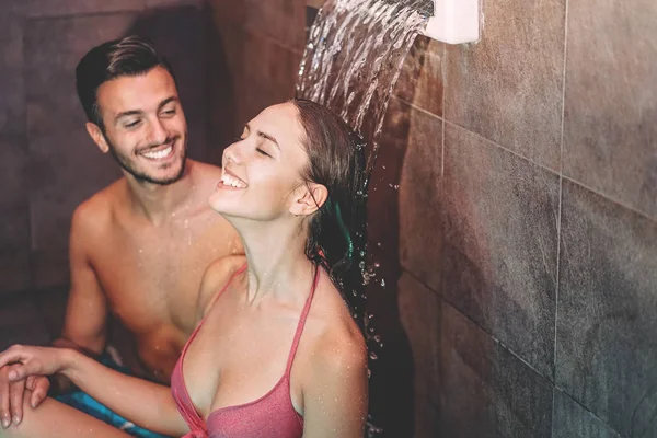Pasangan Bahagia Bersenang Senang Hotel Spa Resort Mewah Orang Orang — Stok Foto