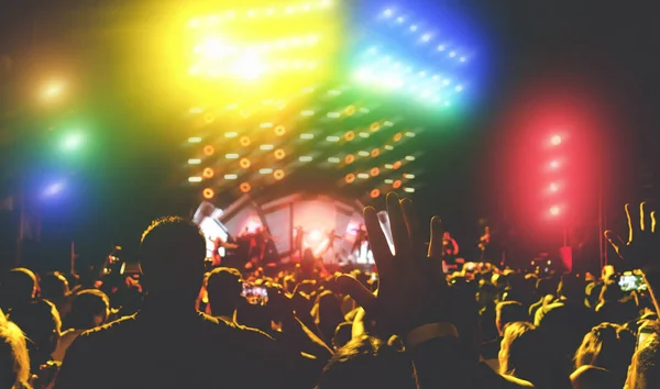 Jovens dançando e se divertindo na festa do festival de música ao ar livre - Multidão com as mãos para cima celebrando evento de festa de concerto - Disco clube de entretenimento e conceito de estilo de vida da cultura juvenil — Fotografia de Stock