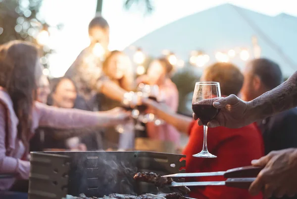 Mutlu bir aile barbekü partisinde kutlama yapıyor genç ve yaşlı ebeveynler bahçede birlikte yemek yiyor akşam yemeği ve gençlerin yaşlılık aktiviteleri konsepti.