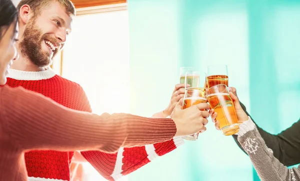 Glückliche Freunde beim festlichen Anstoßen in den Winterferien - Junge Leute trinken zu Weihnachten Bier - Jugendkultur Lifestyle und traditionelles Veranstaltungskonzept — Stockfoto