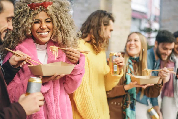 Amigos felices comiendo comida callejera y bebiendo cervezas al aire libre - Gente de moda en grupo comiendo comida rápida juntos - Cultura juvenil y concepto de estilo de vida de la ciudad — Foto de Stock