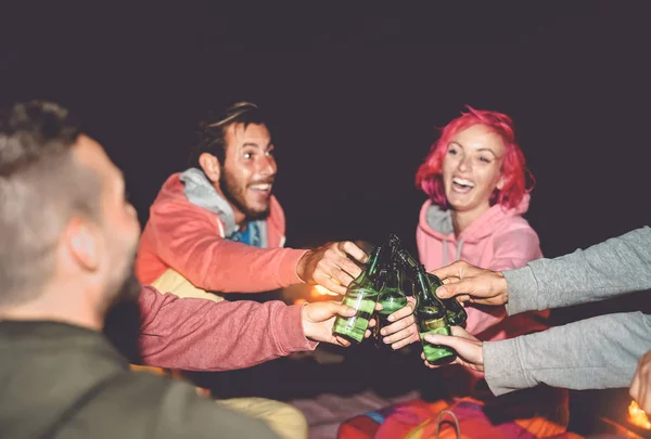 Glückliche Freunde stoßen beim Zelten im Freien auf Bier an - Gruppe junger Leute hat Spaß beim gemeinsamen Feiern - Millennial Generation und Jugendkultur-Urlaubskonzept — Stockfoto