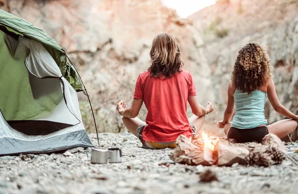 Jong stel mediteren samen tijdens het kamperen op de bergen - Gezonde mensen trainen geest met meditatie oefeningen - Jeugd expressie cultuur en gezondheid levensstijl concept — Stockfoto