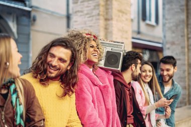 Bir grup arkadaş klasik müzik dinlerken eğleniyorlar - mutlu gençler dışarıda parti yapıyorlar - gençlik kültürü ve milenyum yaşam tarzı konsepti