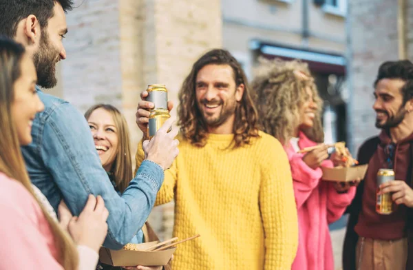 Amigos felices comiendo comida callejera y bebiendo cervezas al aire libre - Gente de moda en grupo comiendo comida rápida juntos - Cultura juvenil y concepto de estilo de vida de la ciudad — Foto de Stock