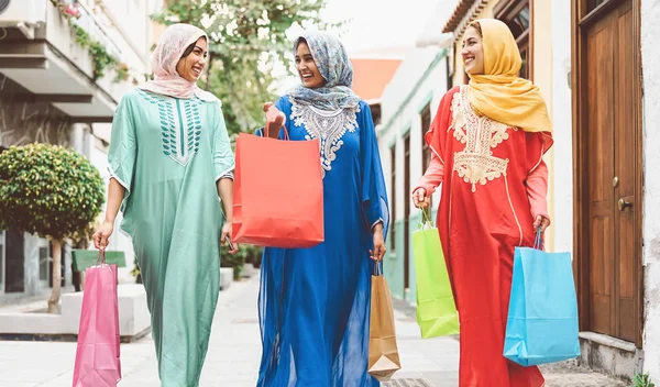 快乐的穆斯林妇女在市中心购物-阿拉伯少女有乐趣购买新的传统阿拉伯服装在商场-概念的人宗教, 购物者, 消费主义和多样化的文化 — 图库照片