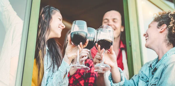 Amigos felices divirtiéndose brindando con vino tinto al aire libre - Grupo de jóvenes animando y bebiendo vino en la granja - Cultura juvenil estilo de vida y concepto de amistad — Foto de Stock