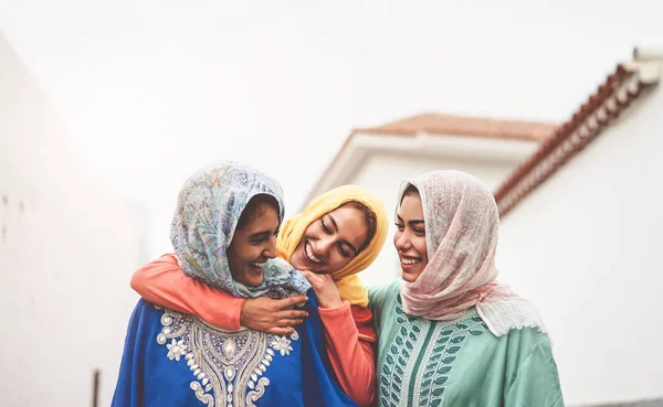 Pacar Muslim yang bahagia bersenang-senang berjalan di luar ruangan - gadis Arab berbagi waktu dan percakapan bersama-sama di perguruan tinggi - Orang-orang budaya agama dan konsep persahabatan — Stok Foto