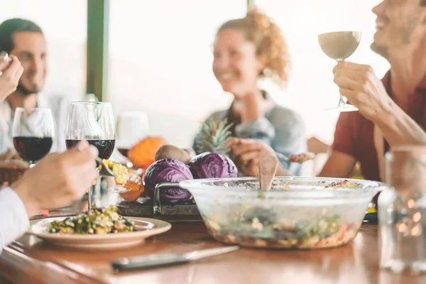 Mutlu arkadaşlar vejetaryen yemeği yiyor ve kırmızı şarap içiyor - vegan aile çiftlik evinde taze sebze yiyor - sağlıklı insanlar yaşam tarzı, yemek pişirme ve kültür konsepti