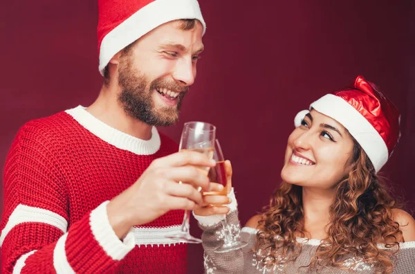 Pasangan bahagia yang merayakan liburan Natal - Kaum muda yang menikmati minum sampanye dan tertawa selama acara tradisional - Gaya hidup budaya kaum muda dan konsep liburan Natal — Stok Foto