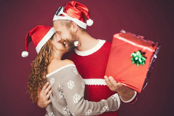 Pasangan berbahagia merayakan Natal sambil berbagi hadiah - Pasangan muda bersenang-senang selama liburan Natal - Budaya gaya hidup anak muda dan konsep acara tradisional — Stok Foto