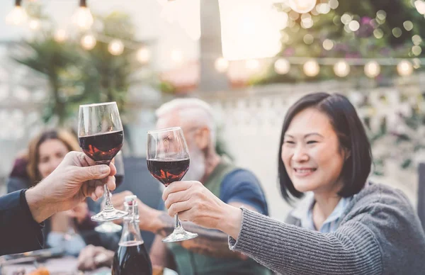 Glückliche Familie beim Essen und Trinken von Rotwein beim Abendessen Barbecue-Party im Freien - reife und junge Leute gemeinsam essen auf der Terrasse - Jugend und Senioren am Wochenende Lifestyleaktivitäten und Ernährungskonzept — Stockfoto