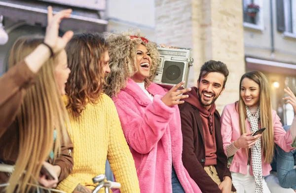 Amigos del grupo divirtiéndose escuchando música con boombox vintage - Jóvenes felices haciendo fiesta en la ciudad al aire libre - Cultura juvenil y concepto de estilo de vida milenario —  Fotos de Stock