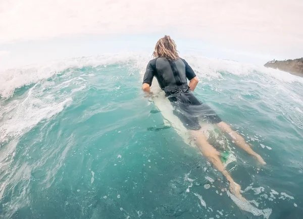 Ung man som har kul att surfa på höga vågor hav - Sportig surfare gör träningsövningar på blått vatten - Extrem sport och hälsa semester livsstil människor — Stockfoto
