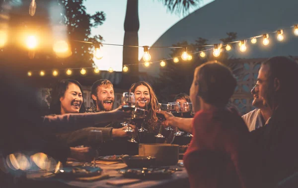 Mutlu aile yemekleri ve barbekü partisinde kırmızı şarap kadehleri tatmak farklı yaş ve etnik kökenlere sahip insanlar birlikte eğlenmek gençlik ve yaşlı ebeveynler ve yemek hafta sonu aktiviteleri konsepti — Stok fotoğraf