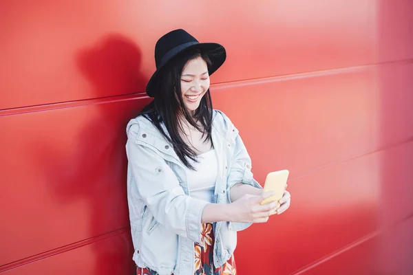 在户外使用手机的亚洲女孩-快乐的千禧年中国女人享受新趋势智能手机应用-科技成瘾与年轻一代文化人的生活方式概念 — 图库照片