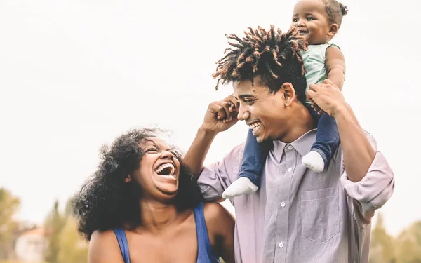 Família africana feliz se divertindo no parque público - Pai mãe e filha desfrutando do tempo e rindo juntos - Conceito de amor e paternidade — Fotografia de Stock