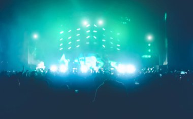 Gençler dans ediyor ve dışarıda müzik festivali partisinde eğleniyor - konser festivali etkinliğini kutlayan kalabalık - Disko kulübü eğlencesi ve gençlik kültürü yaşam tarzı konsepti