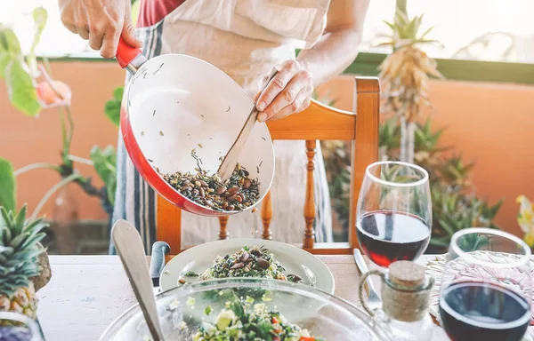 Chef menyajikan salad vegan untuk makan malam di rumah pertanian - Ayah memasak dan menyiapkan makanan vegetarian untuk makan siang keluarga - Konsep gaya hidup orang sehat — Stok Foto