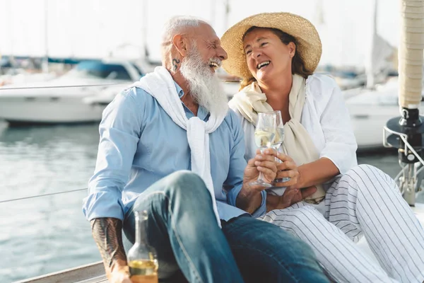 Seniorenpaar stößt auf Segelbooturlaub mit Champagner an - glückliche Senioren feiern Hochzeitstag auf Bootstour - Liebesbeziehung und Reise-Lifestylekonzept — Stockfoto