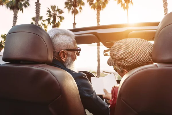 Casal sênior feliz se divertindo no novo carro conversível - Pessoas maduras desfrutando de tempo juntos durante as férias viagem rodoviária - Idosos estilo de vida e conceito de transporte de viagens — Fotografia de Stock