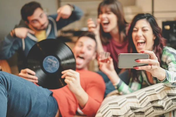 Glückliche Freunde beim Selfie mit mobiler Smartphone-Kamera zu Hause - Gruppe junger Leute macht Hostel-Party Spaß - Jugendkultur und Technologie-Lifestyle-Konzept der Millennial Generation — Stockfoto