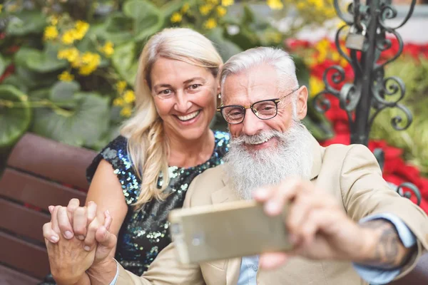 Heureux couple de personnes âgées prenant selfie avec téléphone intelligent mobile en plein air - Les retraités matures s'amusent avec les nouvelles applications de médias sociaux de technologie - Retraité âgé amour style de vie et concept technologique — Photo