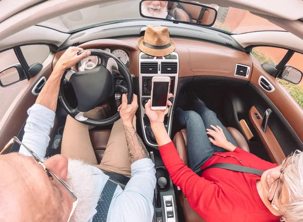 Glückliches Senioren-Paar hat Spaß an neuem Cabrio - Ältere Menschen genießen gemeinsame Zeit im Roadtrip-Urlaub - Senioren-Lebensstil und Mobilitätskonzept — Stockfoto